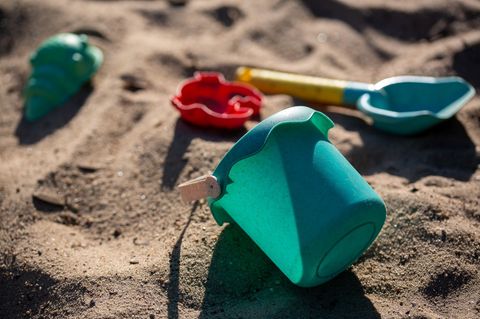 Beim Spielen im Sand ist ein Dreijähriger ums Leben gekommen. (Symbolbild) Foto: Fernando Gutierrez-Juarez/dpa