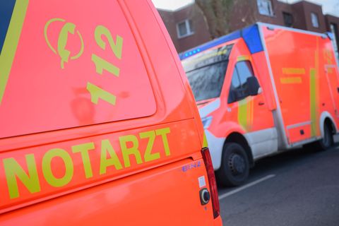 Ein Notarzt kümmerte sich an der Unfallstelle um den verletzten Mann. (Symbolbild) Foto: Julian Stratenschulte/dpa