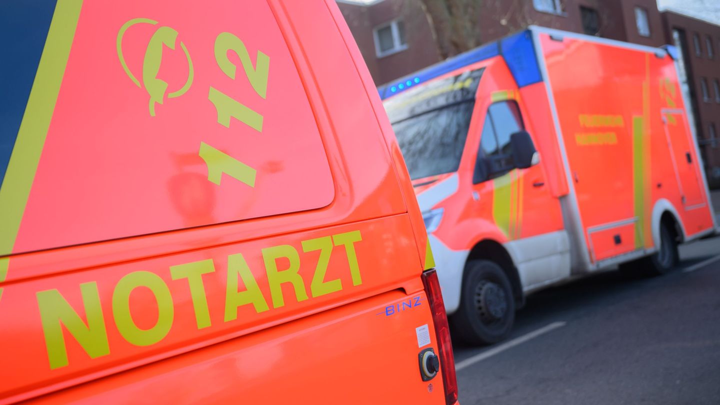 Ein Notarzt kümmerte sich an der Unfallstelle um den verletzten Mann. (Symbolbild) Foto: Julian Stratenschulte/dpa