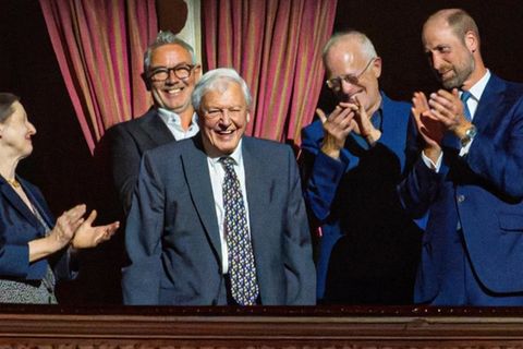 Prinz William applaudiert Sir David Attenborough.