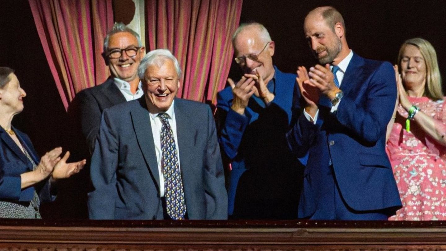 Prinz William applaudiert Sir David Attenborough.