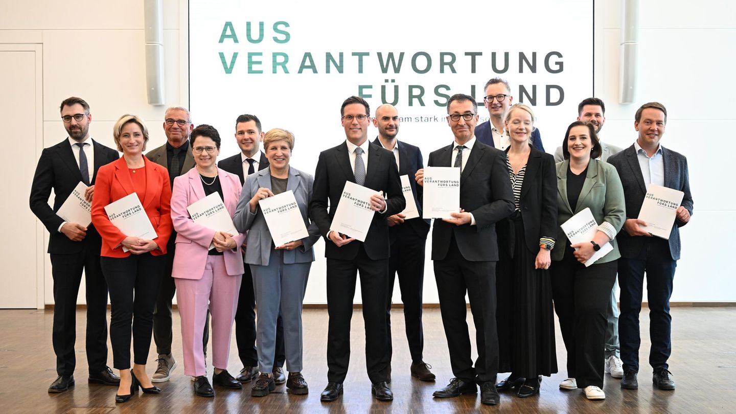 Viele davon sollen nun ein Ministerium bekommen: Die Kernverhandler bei der Präsentation des Koalitionsvertrags. Foto: Bernd Wei