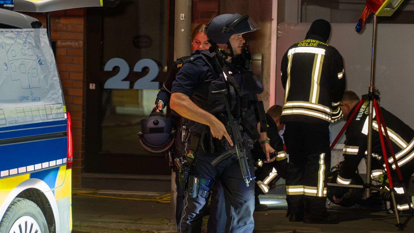 Die Polizei rückte am Abend zu einem Großeinsatz in Oelde aus, nachdem gemeldet worden war, dass mehrere Männer mit Werkzeugen b