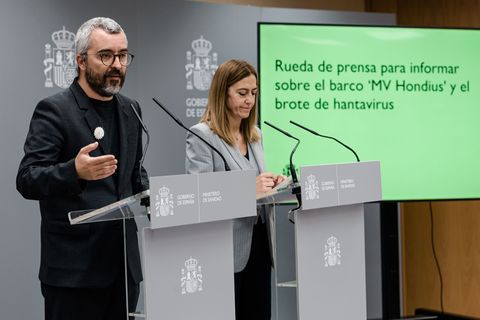 Der Staatssekretär für Gesundheit, Javier Padilla, informiert bei einer Pressekonferenz über Maßnahmen zur Vermeidung der Ausbre