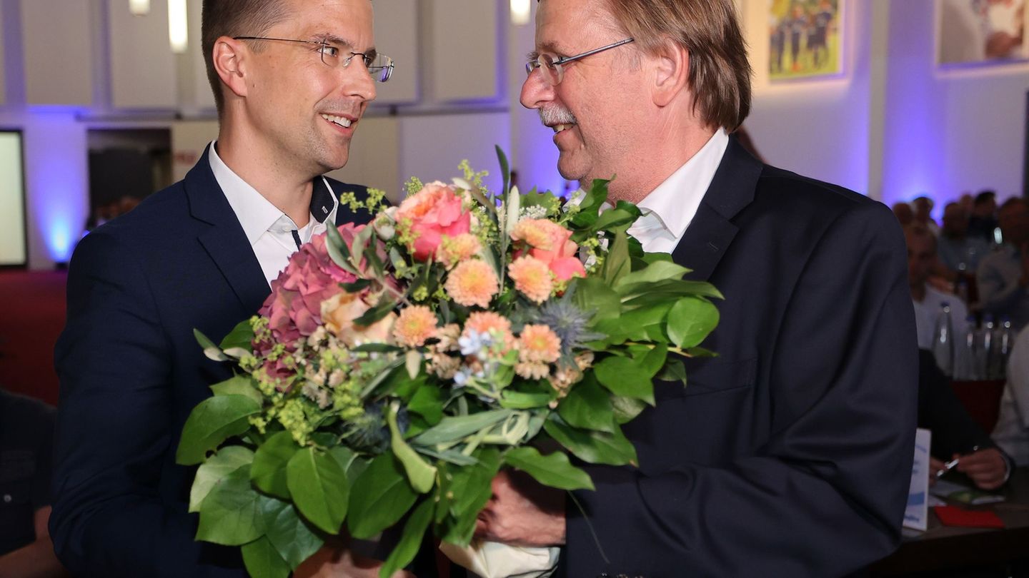 Christoph Kern (l) löste Rainer Koch 2022 als BFV-Präsident ab. Auf dem Verbandstag in Bad Gögging wurde er wiedergewählt. (Arch