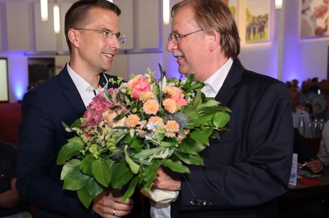 Christoph Kern (l) löste Rainer Koch 2022 als BFV-Präsident ab. Auf dem Verbandstag in Bad Gögging wurde er wiedergewählt. (Arch