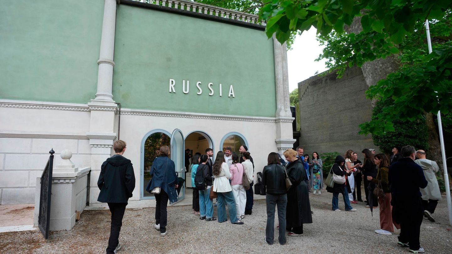 Unter anderem die Teilnahme Russlands an der Biennale sorgt für Ärger. Foto: Luca Bruno/AP/dpa