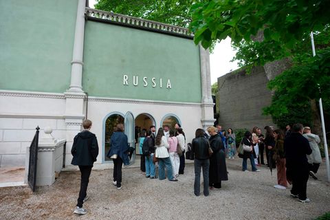 Unter anderem die Teilnahme Russlands an der Biennale sorgt für Ärger. Foto: Luca Bruno/AP/dpa