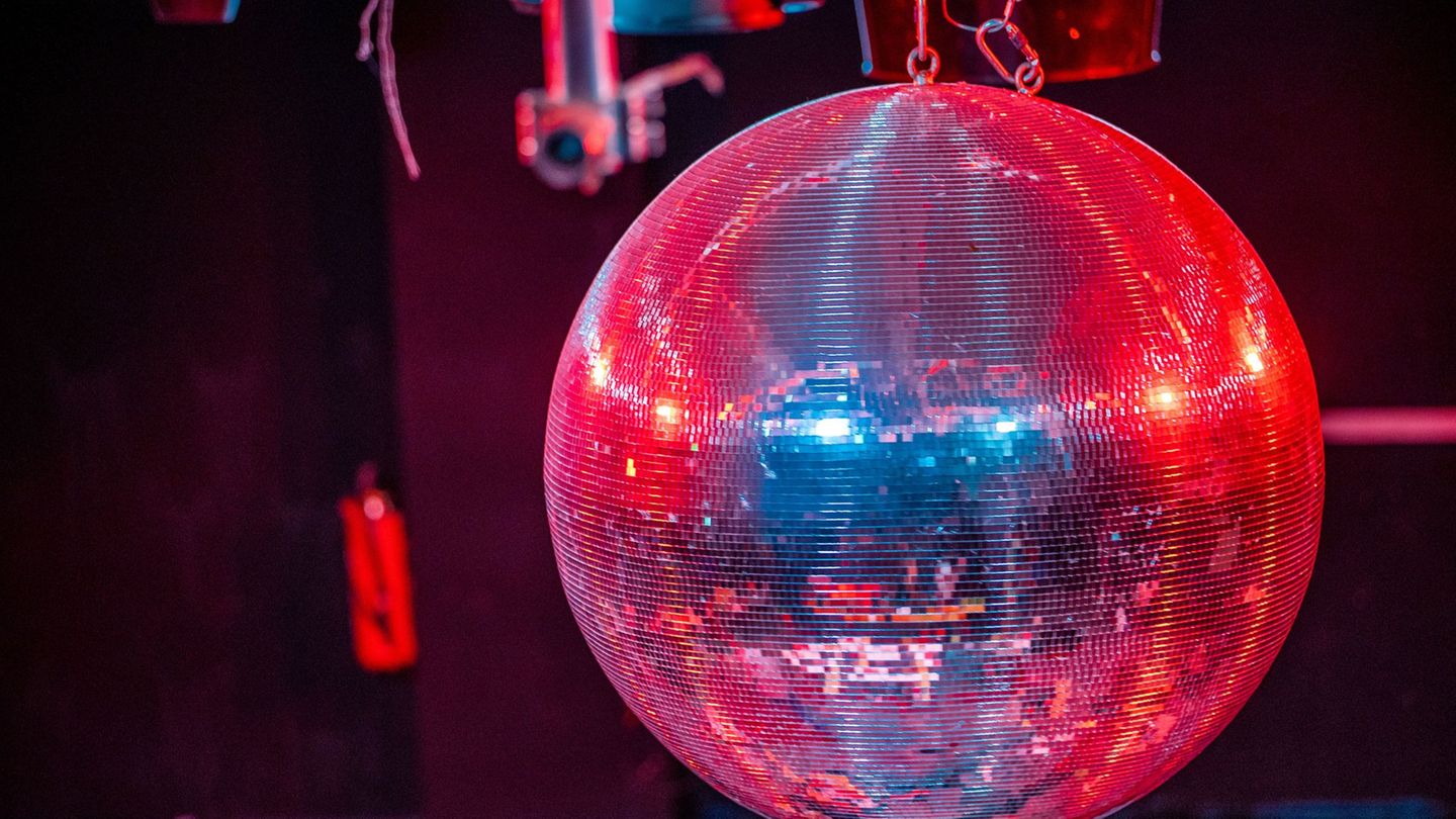 Der 20-Jährige wurde unter anderem wegen Rauchens in der Disco aus dem Gebäude geworfen. (Symbolbild) Foto: Jens Büttner/dpa-Zen