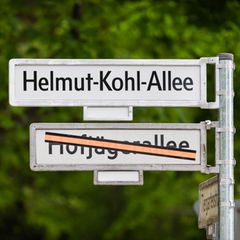 In Berlin trägt eine Allee nun den Namen von Helmut Kohl. Foto: Christoph Soeder/dpa