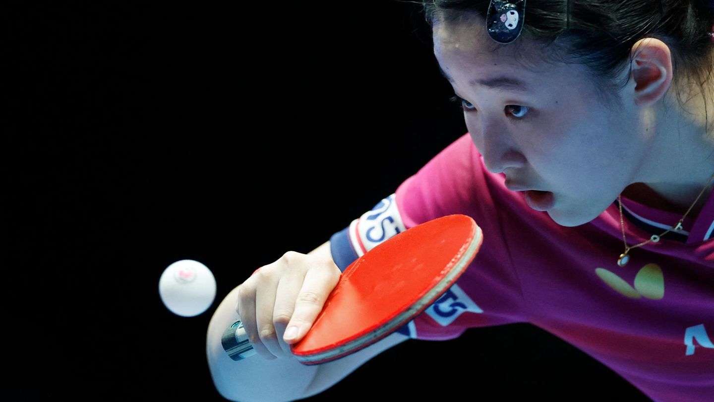 London, Großbritannien. Die Japanerin Miwa Harimoto konzentriert sich auf ihre Ballannahme. Ihr Fokus zahlt sich aus: Im Halbfinale der Team-WM hat Japan gegen Deutschland gewonnen. 
