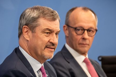 Bayerns Ministerpräsident Markus Söder (l. CSU) bei einer Pressekonferenz mit Bundeskanzler Friedrich Merz (CDU) nach dem Koalit