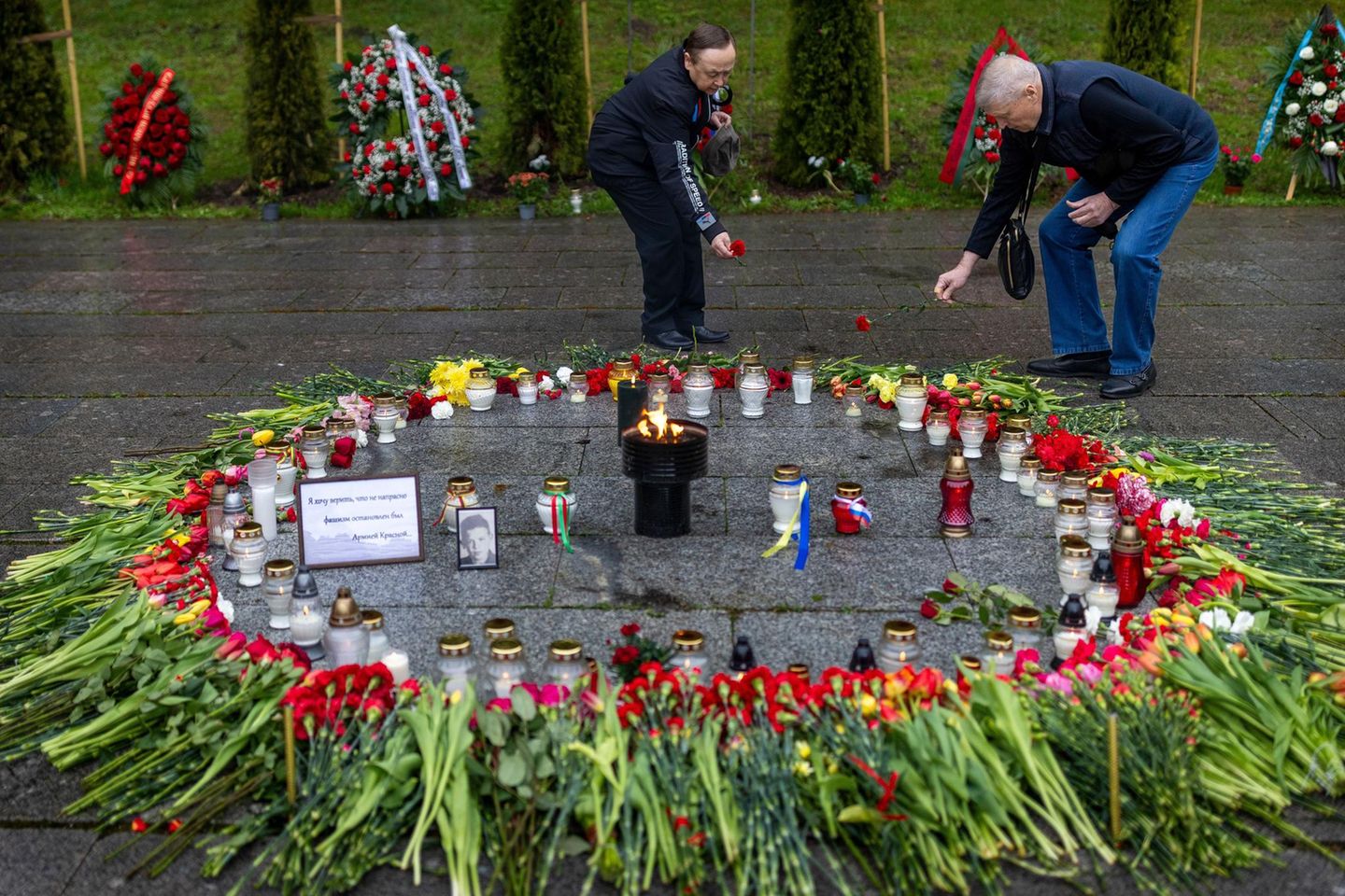 Vilnius, Litauen. Auf dem Friedhof Antakalnis legen Menschen im Gedenken an die Befreiung von den Nationalsozialisten durch die alliierten Truppen vor 81 Jahren Blumen und Kerzen ab.