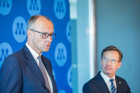 Merz bei der Pressekonferenz in Stockholm