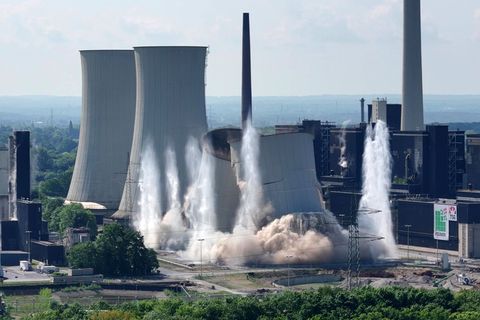 Ein Knall und wieder ist ein Teil von einem Kohlekraftwerk Geschichte: In Gelsenkirchen sind zwei Kühltürme eines alten Kraftwer