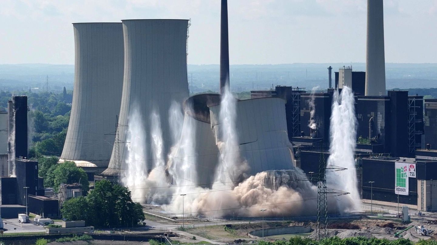 Ein Knall und wieder ist ein Teil von einem Kohlekraftwerk Geschichte: In Gelsenkirchen sind zwei Kühltürme eines alten Kraftwer