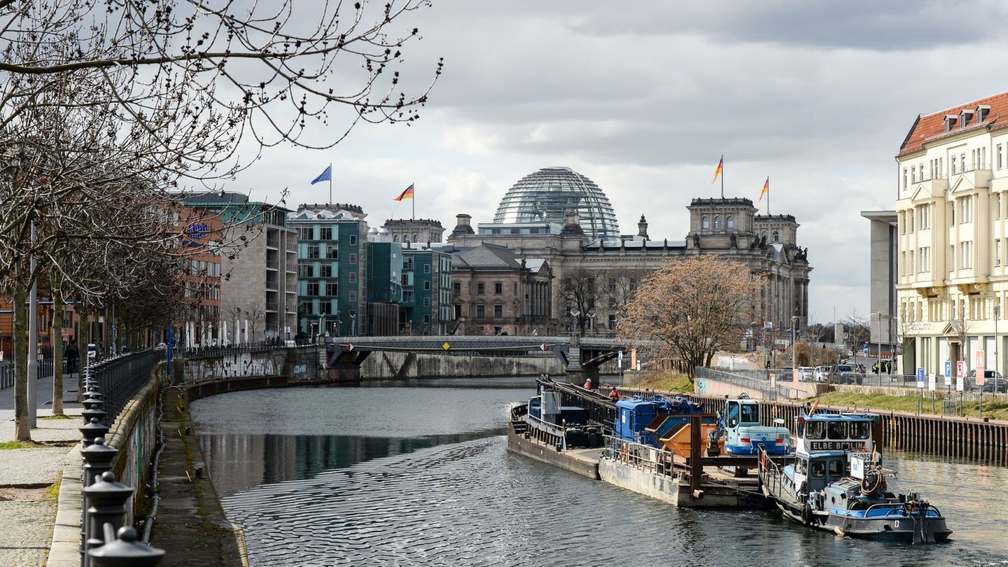 Am Schiffbauerdamm - rechtes Spreeufer Richtung Reichstagsgebäude - entsteht ein neues Quartier unter anderem mit Bundestagsbüro