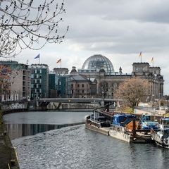 Am Schiffbauerdamm - rechtes Spreeufer Richtung Reichstagsgebäude - entsteht ein neues Quartier unter anderem mit Bundestagsbüro