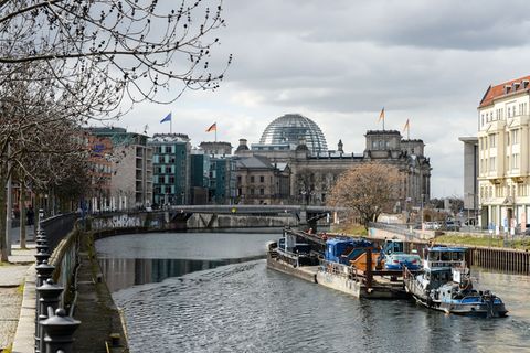 Am Schiffbauerdamm - rechtes Spreeufer Richtung Reichstagsgebäude - entsteht ein neues Quartier unter anderem mit Bundestagsbüro