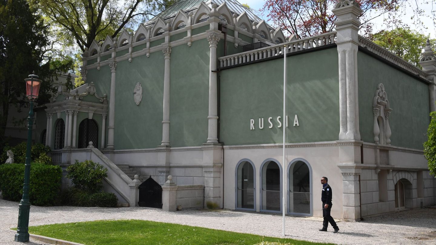 2022 und 2024 wurde der Pavillon von Russland nicht genutzt. Nun wird er wieder genutzt - wenn auch unter besonderen Bedingungen
