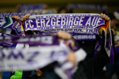 Nach 23 Jahren Profifußball steigt Aue in die Regionalliga ab. Nun gibt es mit dem Tod von Harald Mothes eine weitere traurige N