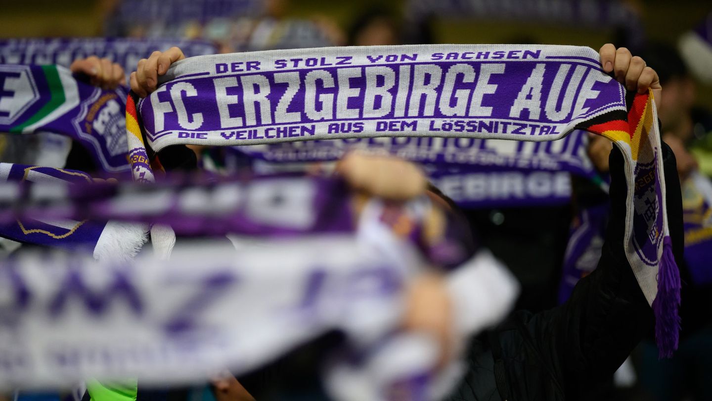 Nach 23 Jahren Profifußball steigt Aue in die Regionalliga ab. Nun gibt es mit dem Tod von Harald Mothes eine weitere traurige N