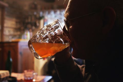 Ein Mann trinkt ein Bier an einer Bar (Symbolbild)