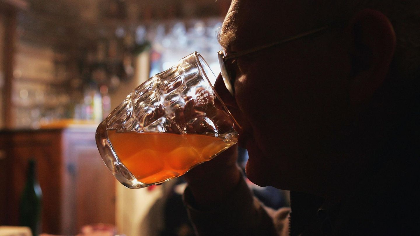 Ein Mann trinkt ein Bier an einer Bar (Symbolbild)