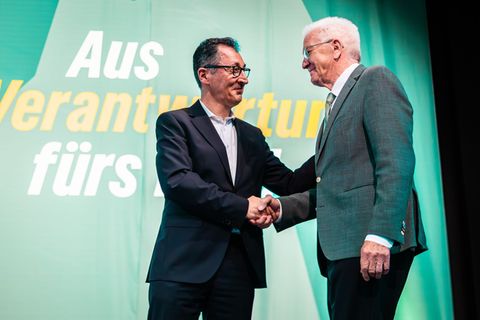 Der Ministerpräsident und sein Nachfolger: Cem Özdemir soll das Amt am Mittwoch von Winfried Kretschmann übernehmen. Foto: Chris