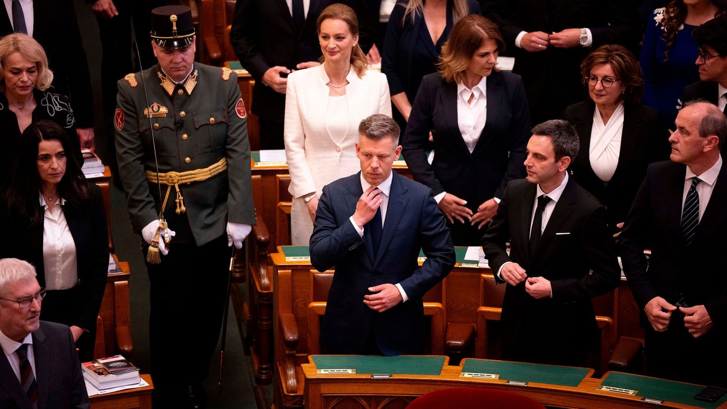 Ungarns Parlament hat den bürgerlichen Politiker Peter Magyar zum neuen Ministerpräsidenten gewählt. Foto: Denes Erdos/AP/dpa