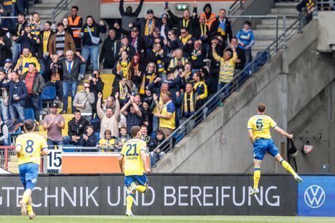 Braunschweiger Jubel gegen Dresden. Foto: Andreas Gora/dpa