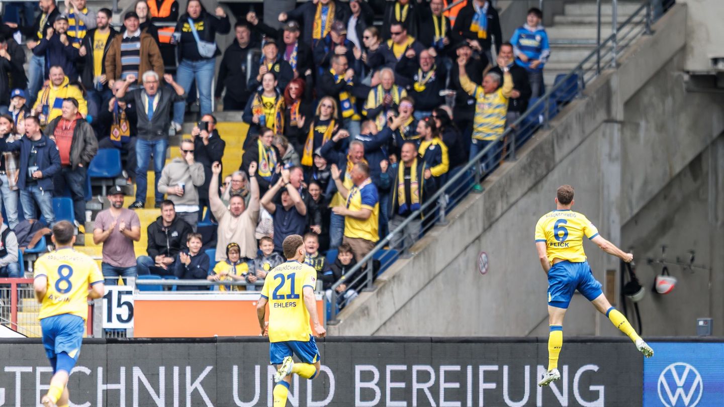 Braunschweiger Jubel gegen Dresden. Foto: Andreas Gora/dpa