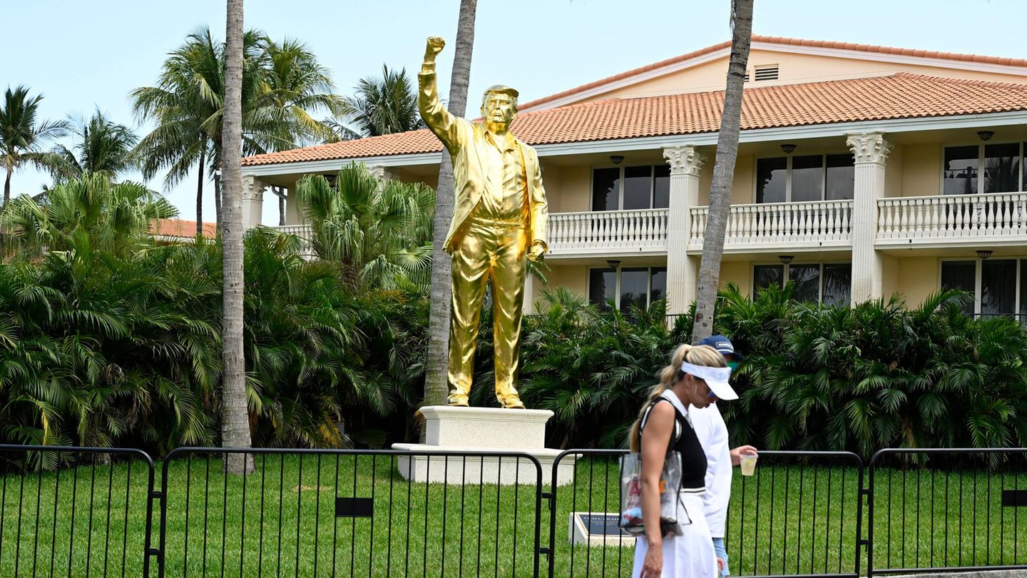 Diese güldene Trump-Statue reckt jetzt in Florida kämpferisch die Faust in die Luft