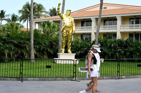 Diese güldene Trump-Statue reckt jetzt in Florida kämpferisch die Faust in die Luft