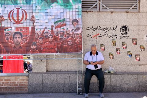 Mann schaut im Süden des Iran auf sein Handy