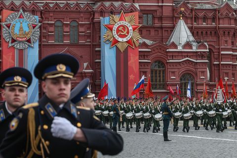 Soldaten marschierten in diesem Jahr ohne Panzer bei der traditionellen Militärparade über den Roten Platz. Foto: Maxim Shipenko