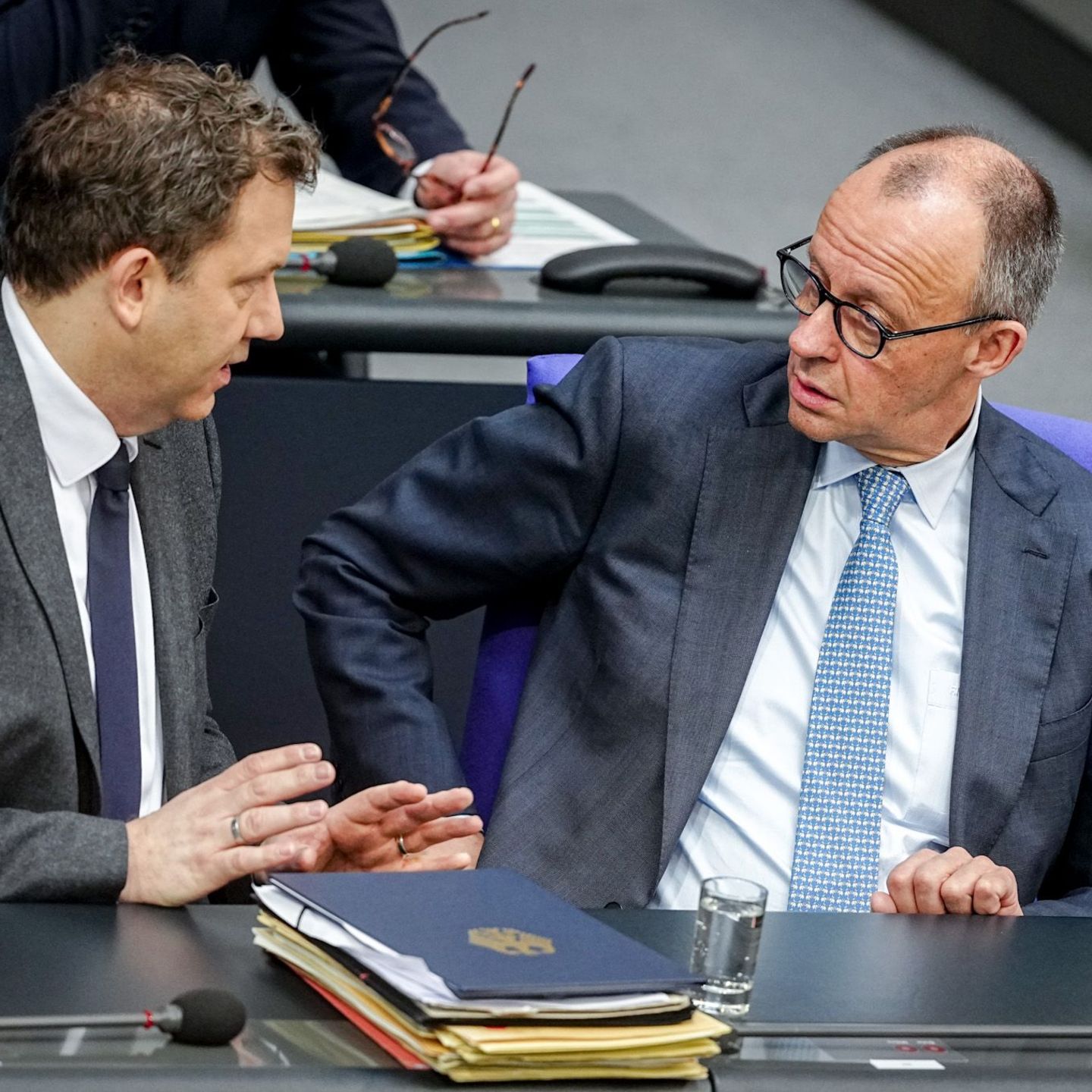 Bundeskanzler Friedrich Merz (r., CDU) und Vizekanzler Lars Klingbeil (SPD) treffen sich am Dienstag mit den Spitzen der Koaliti