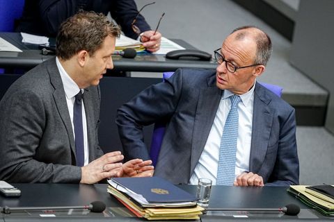 Bundeskanzler Friedrich Merz (r., CDU) und Vizekanzler Lars Klingbeil (SPD) treffen sich am Dienstag mit den Spitzen der Koaliti