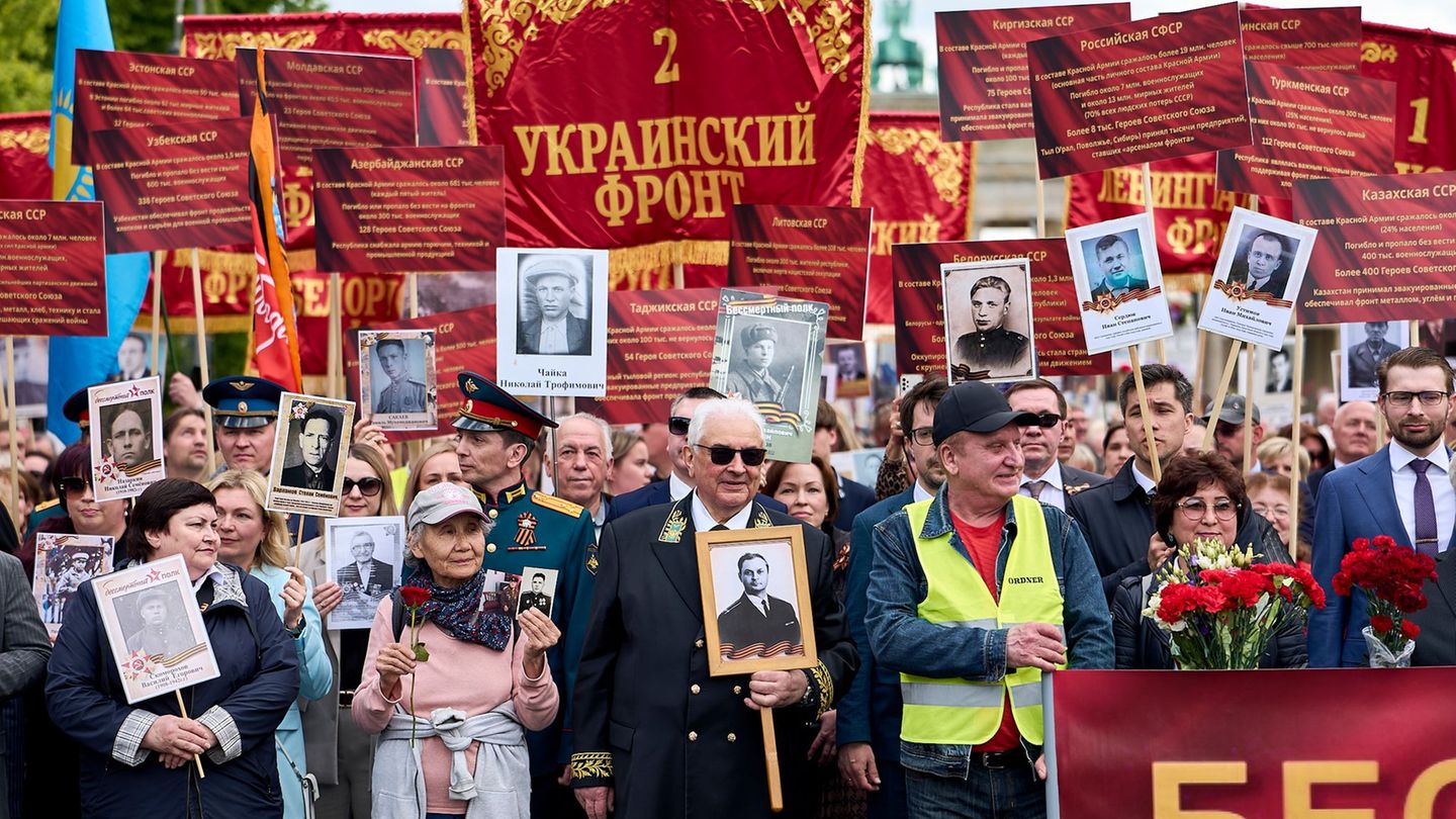 Der russische Botschafter Sergej Netschajew nahm an der Versammlung teil. Foto: Michael Ukas/dpa