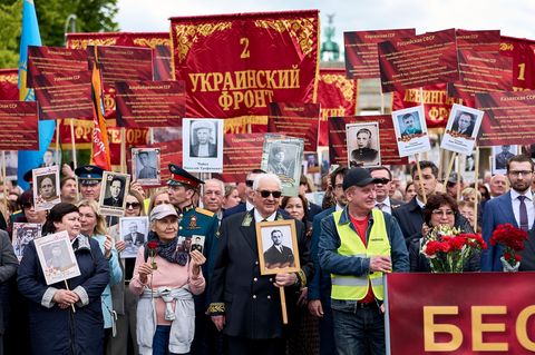 Der russische Botschafter Sergej Netschajew nahm an der Versammlung teil. Foto: Michael Ukas/dpa