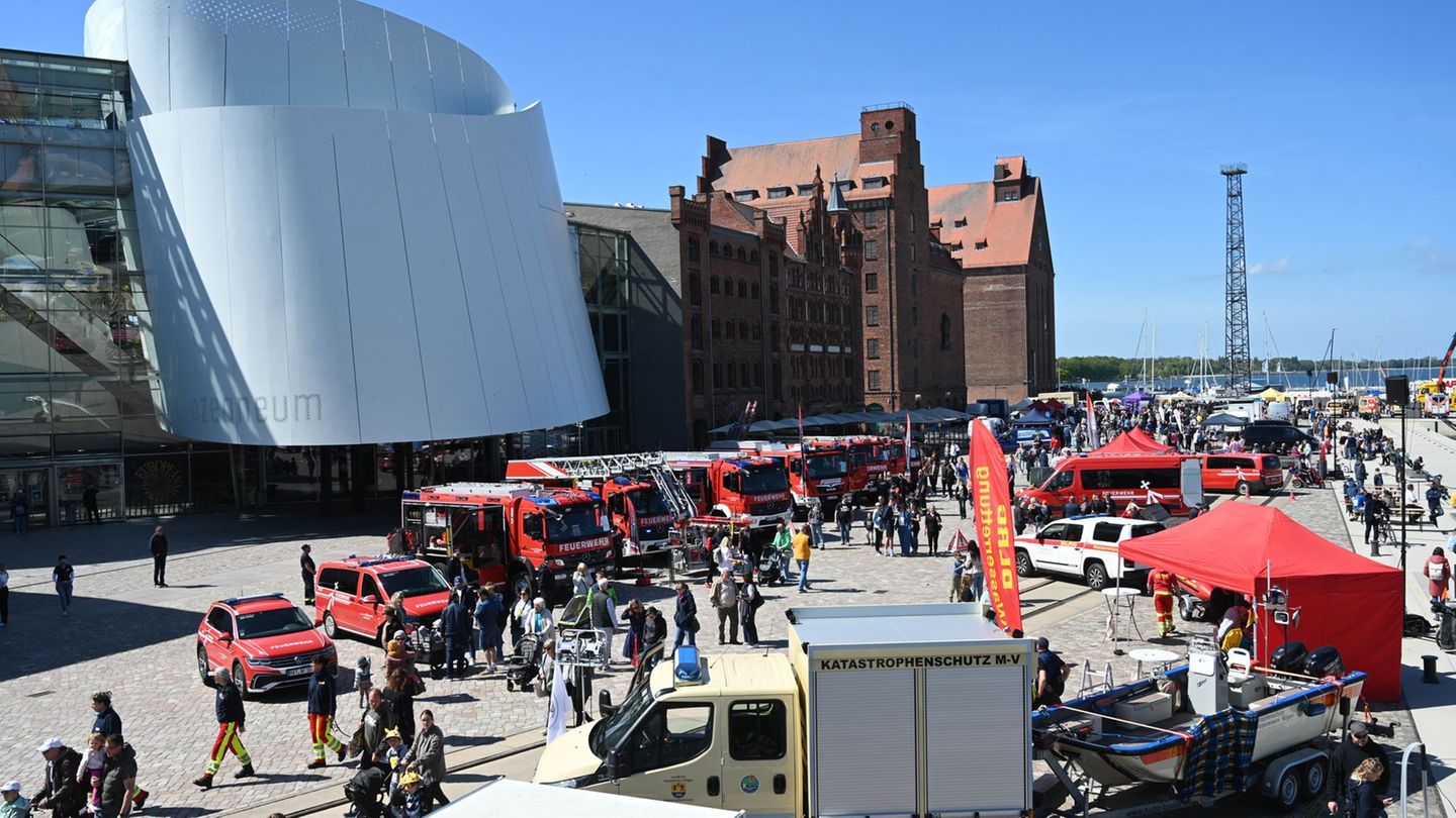 Einblicke in ihre Technik und ihr Können haben Einsatzkräfte im Rahmen der Stralsunder Blaulichtmeile gegeben. Foto: Stefan Saue