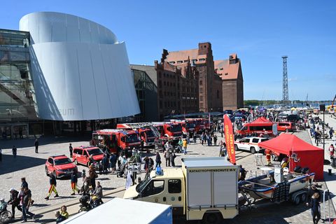 Einblicke in ihre Technik und ihr Können haben Einsatzkräfte im Rahmen der Stralsunder Blaulichtmeile gegeben. Foto: Stefan Saue
