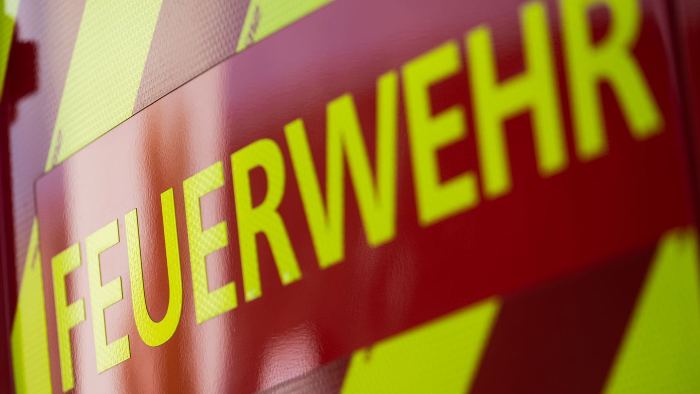 Eine große Solaranlage steht in Flammen. (Archivbild) Foto: Marijan Murat/dpa