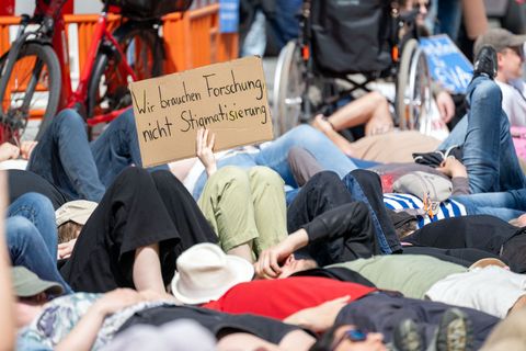 Anlass für die Demonstrationen ist der internationale Tag zur Aufklärung über die Krankheit am 12. Mai. Foto: Pia Bayer/dpa