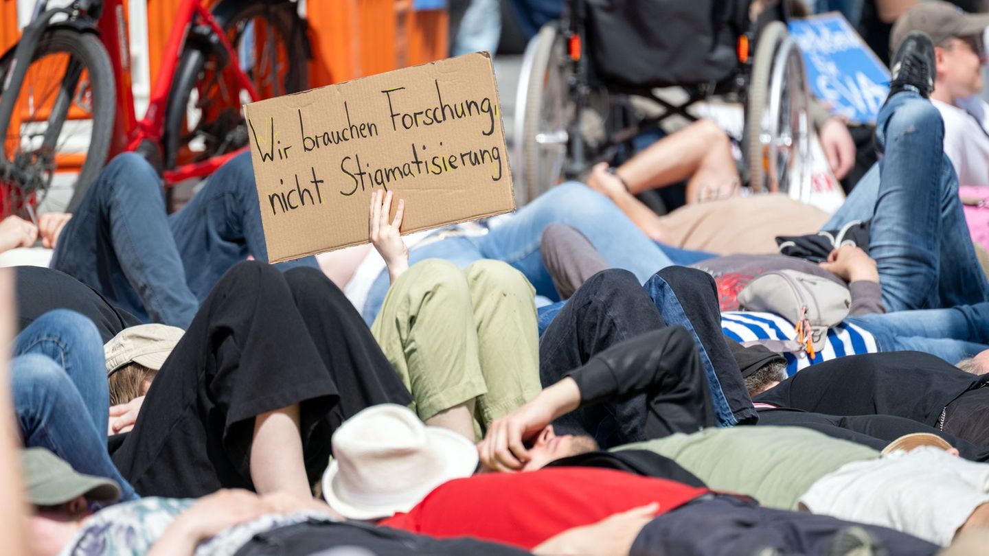 Anlass für die Demonstrationen ist der internationale Tag zur Aufklärung über die Krankheit am 12. Mai. Foto: Pia Bayer/dpa