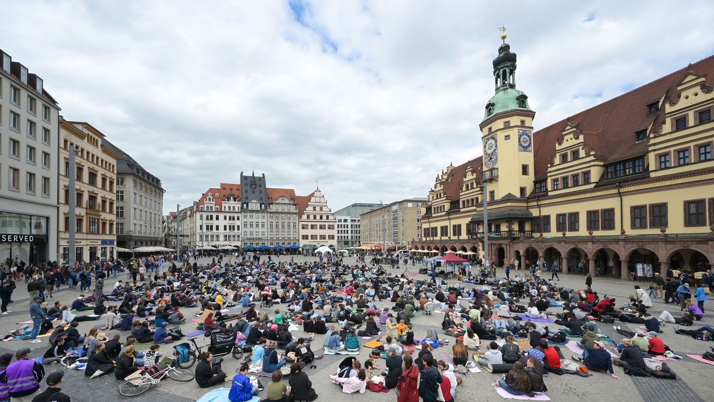 Der Marktplatz in Leipzig war bei der Demo gut gefüllt. Foto: Heiko Rebsch/dpa
