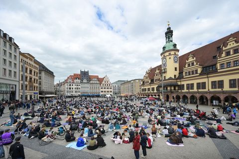 Der Marktplatz in Leipzig war bei der Demo gut gefüllt. Foto: Heiko Rebsch/dpa