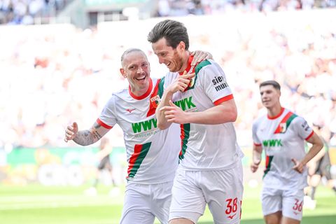 Matchwinner per Doppelpack: Augsburg-Stürmer Michael Gregoritsch (Mitte). Foto: Harry Langer/dpa