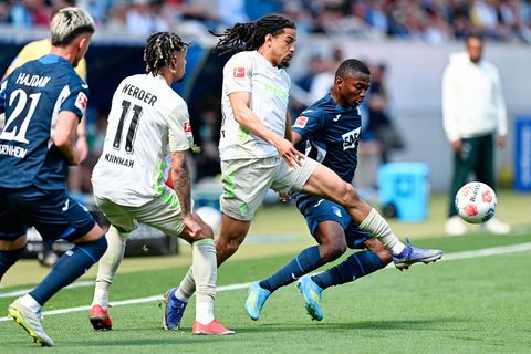 Hoffenheims Bazoumana Touré (r.) macht Druck gegen Werder. Foto: Uwe Anspach/dpa