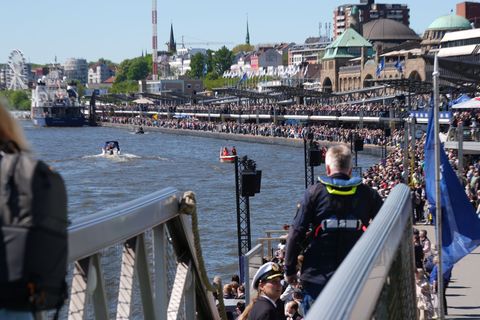 Zahlreiche Besucher stehen beim 837. Hafengeburtstag am Ufer der Elbe. Foto: Marcus Brandt/dpa